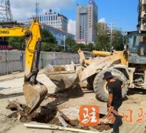 欧美日美女被操大骚逼高温下的坚守｜道路建设者用汗水铺就畅通路